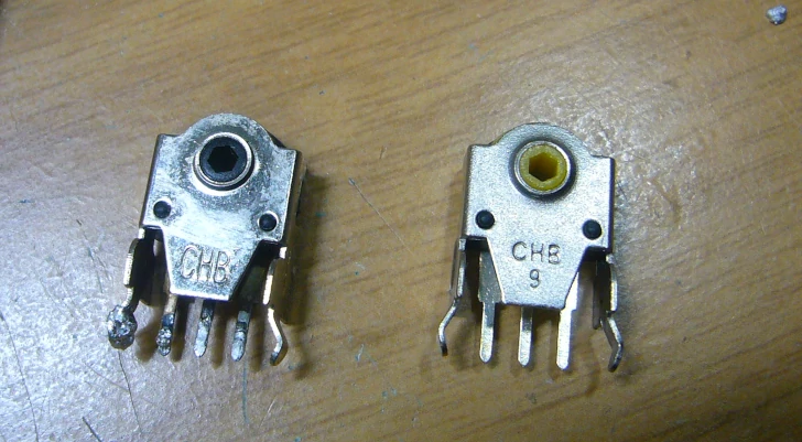 外した部品と新しい部品の写真